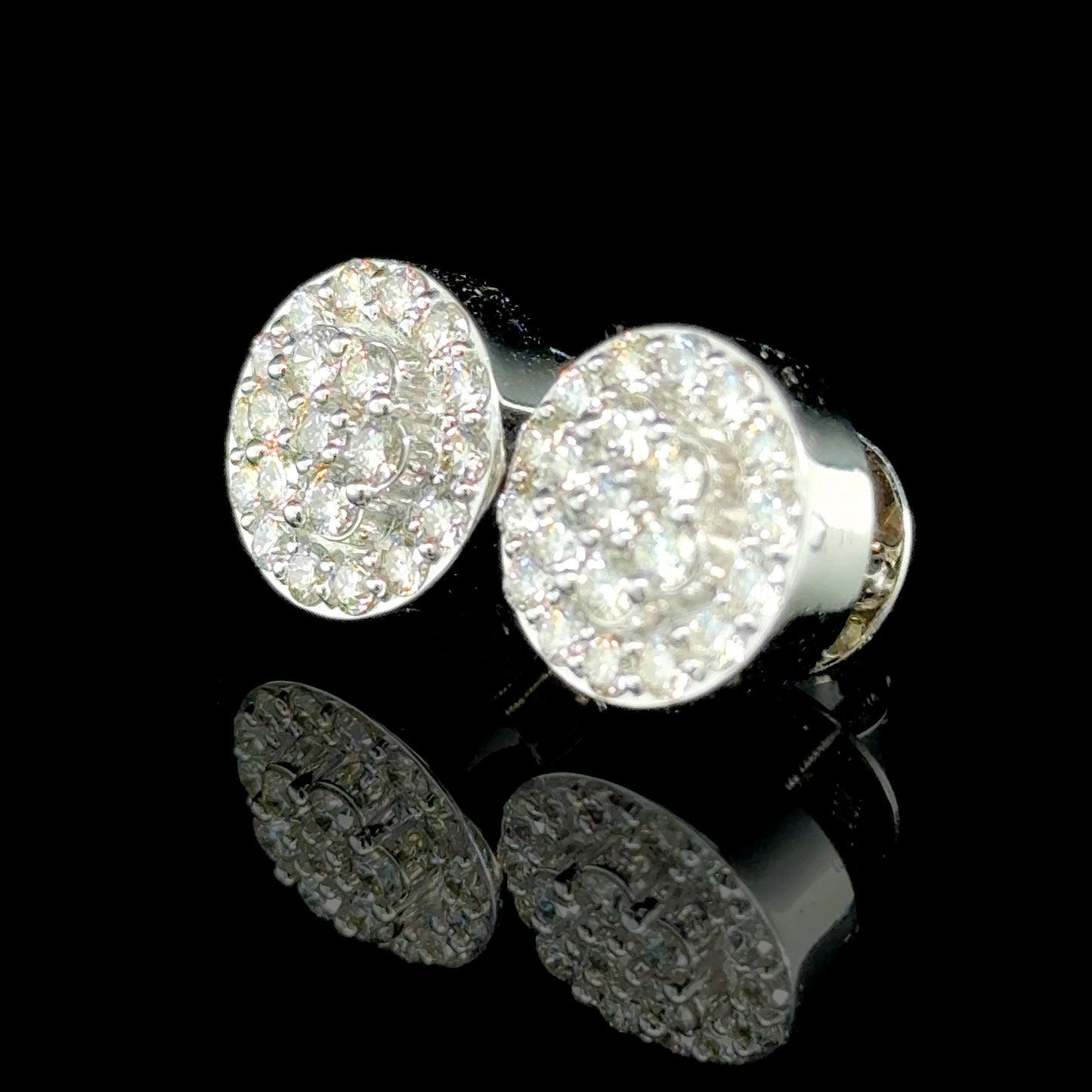 Round diamond earrings in 10K white gold, 1.77ct