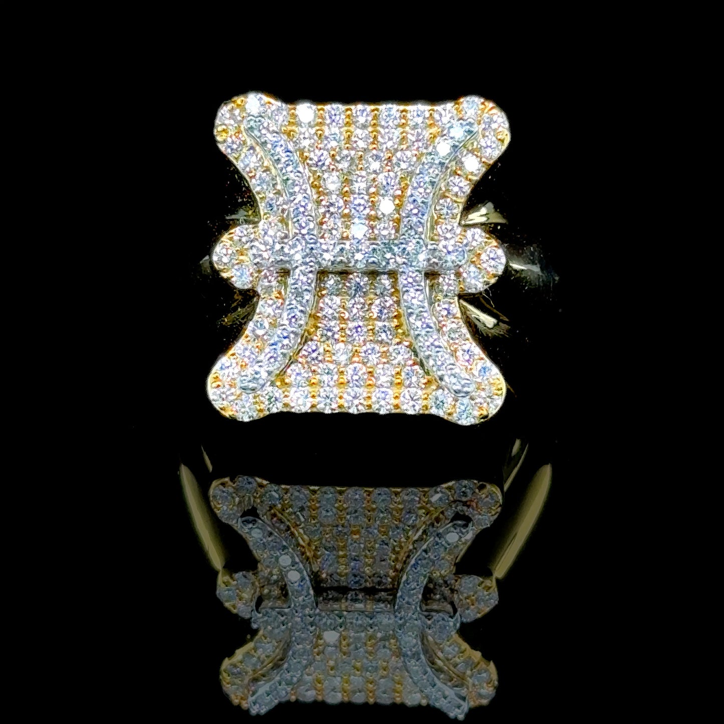 Pisces zodiac ring with 1.36 carats of diamonds in yellow gold