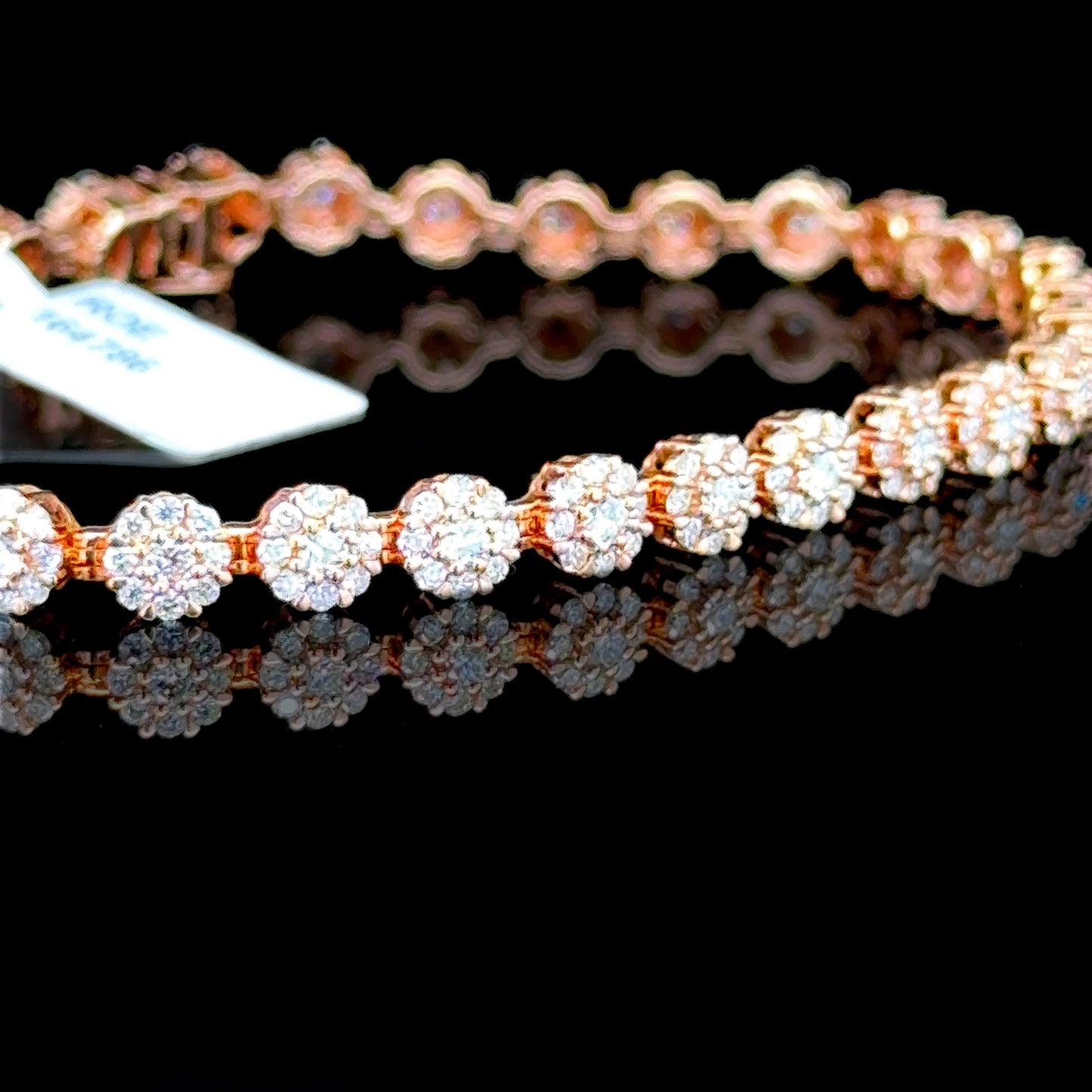 Delicate flower bracelet made of rose gold and featuring 2 7/8ct diamonds