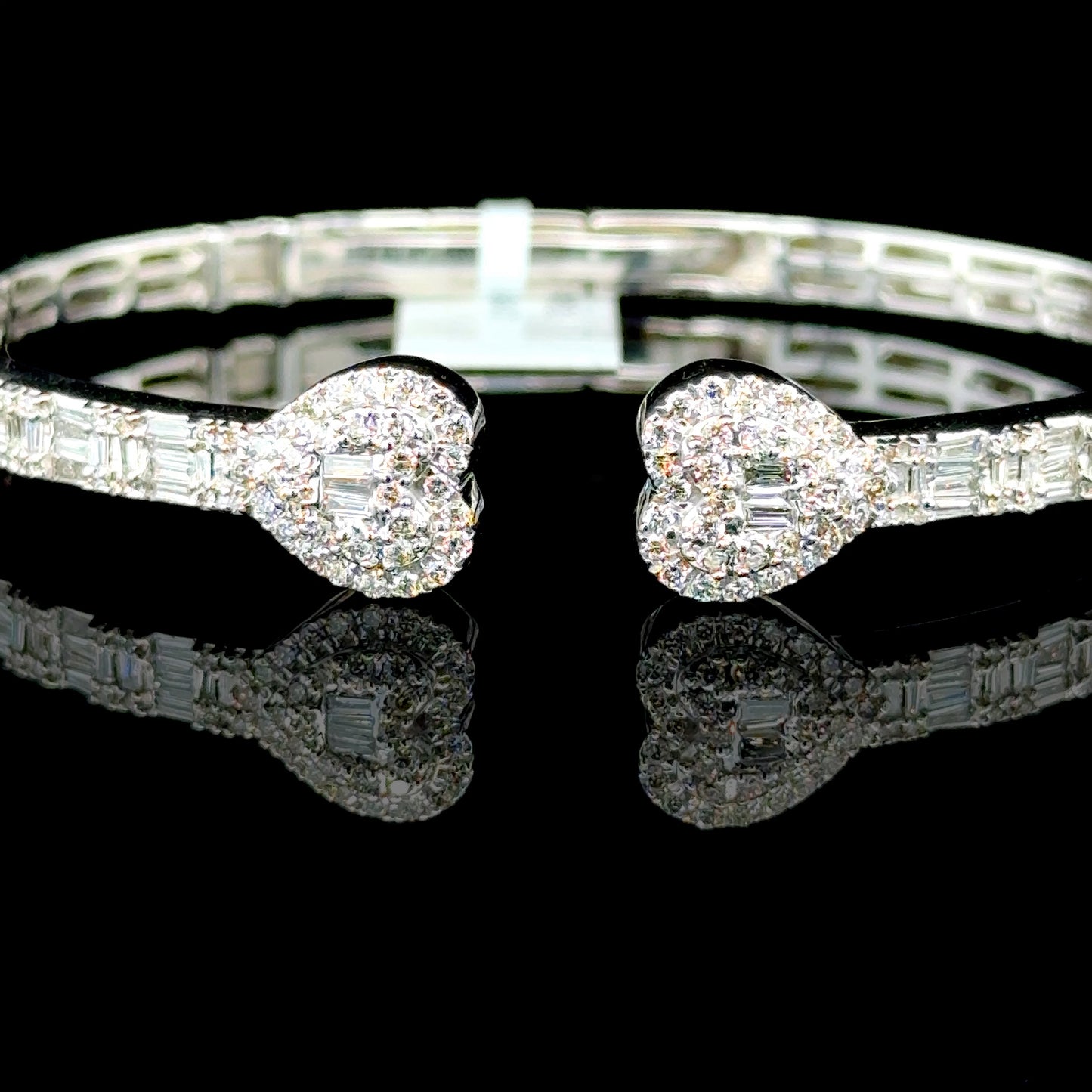 Heart-shaped bangle with 1.83 carats of diamonds set in white gold